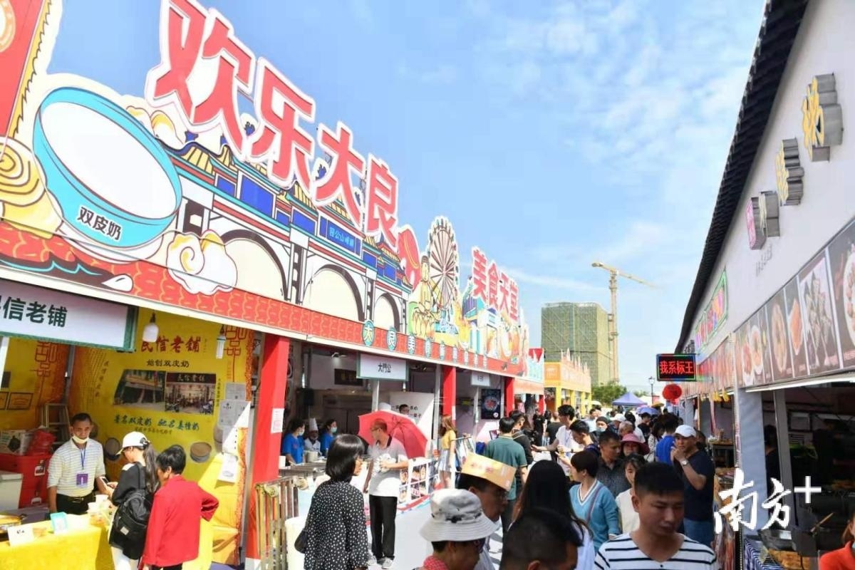 本届顺德美食文化周上，众多顺德本地老字号吸引大批市民和游客前来寻味。戴嘉信 摄