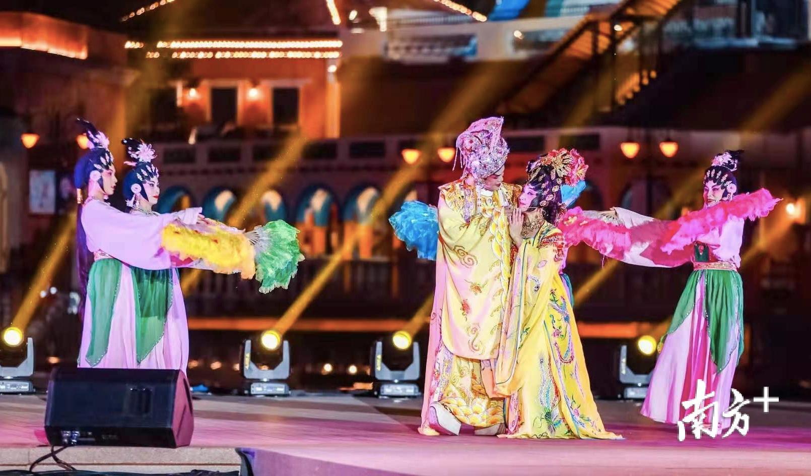 美食文化周收官夜，一场粤剧折子戏《七月七日长生殿》在顺德欢乐海岸plus曲水湾水舞台上演，文旅 美食让美食文化周看点颇丰。顺德欢乐海岸plus供图