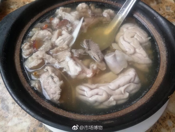 猪脑汤底料丰富 不仅药材多 还可以加其他的配料混着一起煮