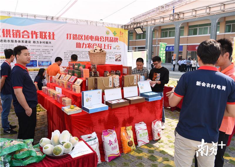 参展企业展现电商魅力。杨兴乐摄