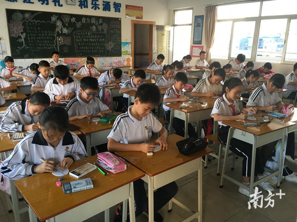 孩子们正在认证制作藏书票作品。       由受访单位提供