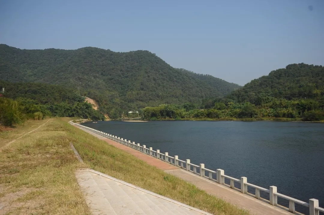 修葺一新的锦江河河堤。