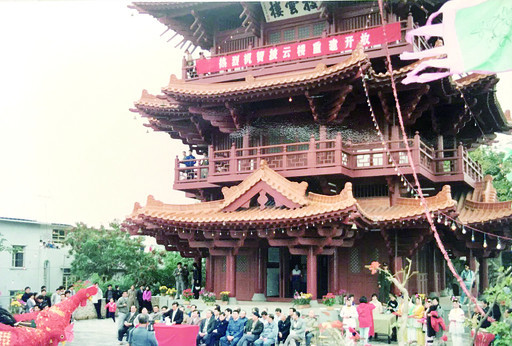 1990年，披云楼重建开放的剪彩仪式上，演员们在表演“雄鸡舞”。受访者供图