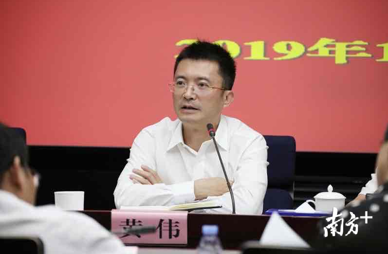 福田区委副书记,区长黄伟