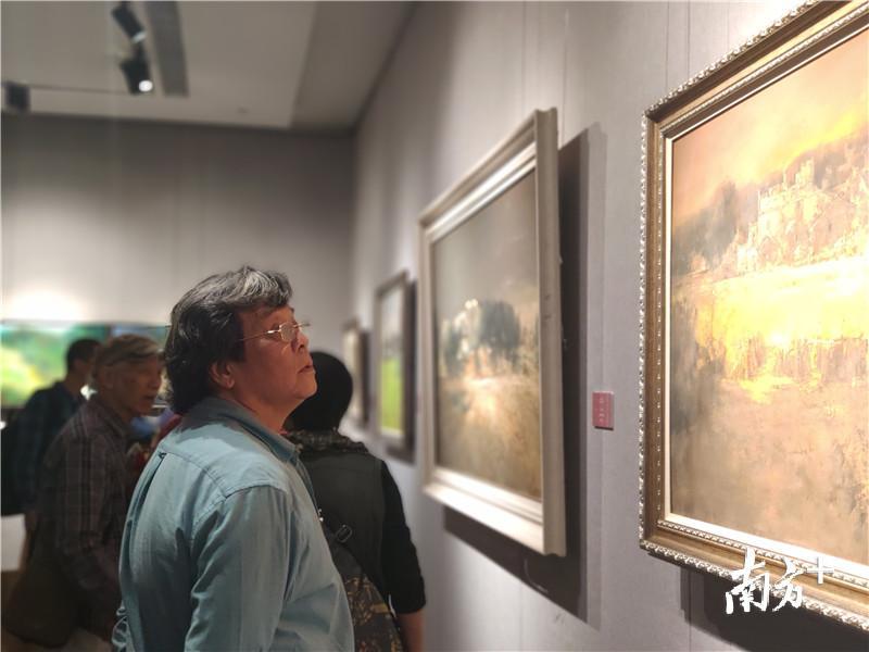 展览吸引众多美术家前来欣赏。黄绍侦 摄