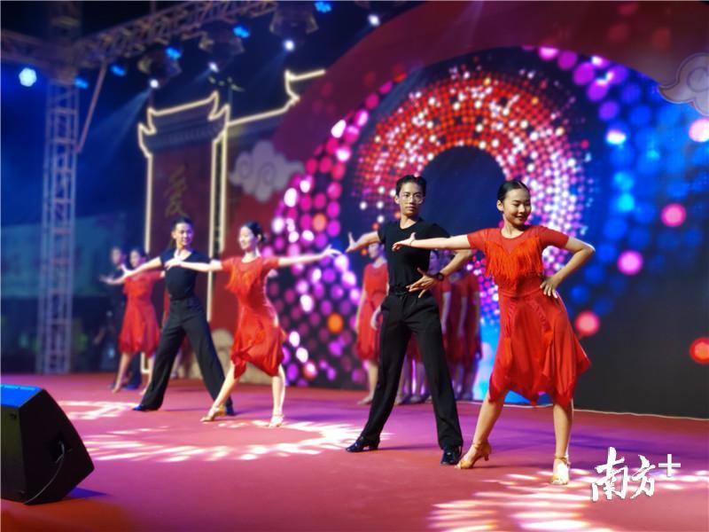 精彩表演。黄绍侦 摄 精彩表演。黄绍侦 摄