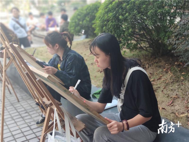 美术馆周边更有百余名学生现场写生。黄绍侦 摄