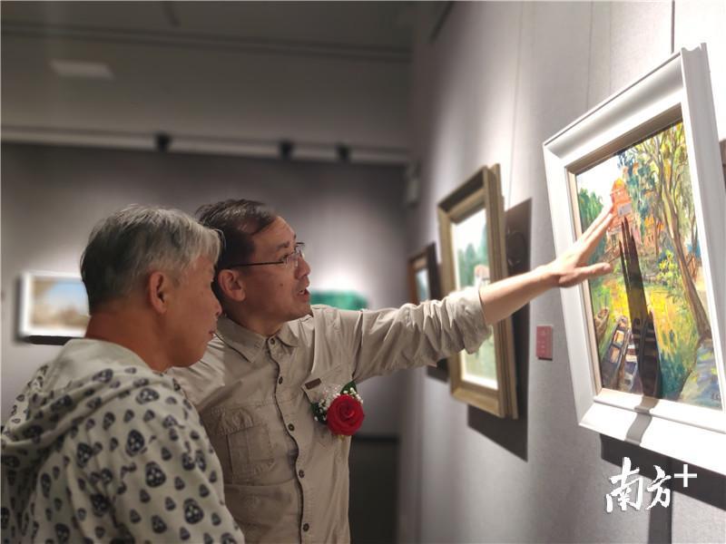 丁一林（右）。黄绍侦 摄