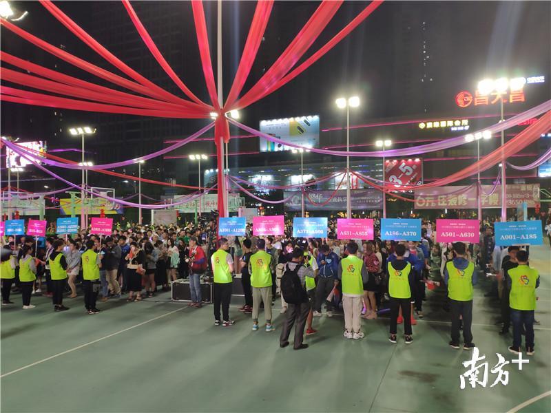 活动吸引了2000多名单身男女报名参加,为历届最多。黄绍侦 摄 活动吸引了2000多名单身男女报名参加,为历届最多。黄绍侦 摄