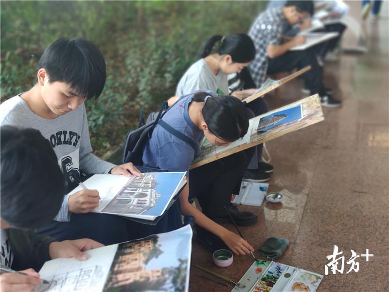 学生们或描摹现代化的江门景色，或描绘着青翠的绿色江门。黄绍侦 摄