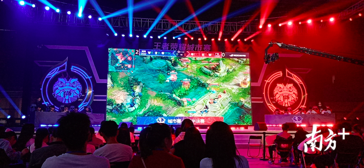 来自湖南的“DGM”队对战来自武汉的“湖北YM”队。图为两队竞技画面。汤晓微 摄