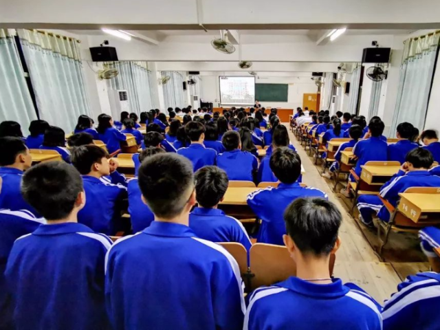 送法进校园 护航青春路——高州法院开展“送法进校园”活动切实加强“两度一率”普法宣传效果