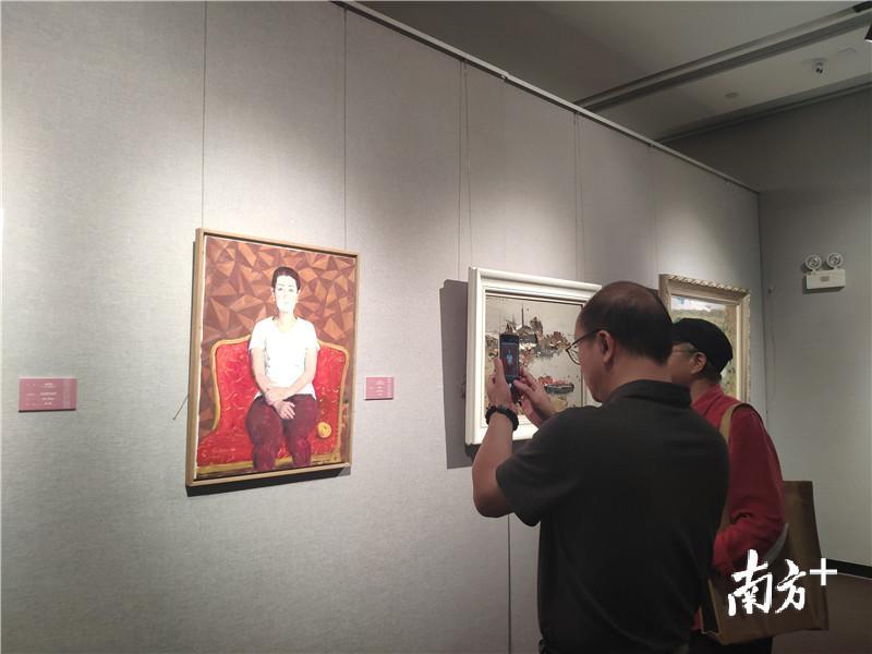 参观者纷纷拍摄心仪之作。黄绍侦 摄