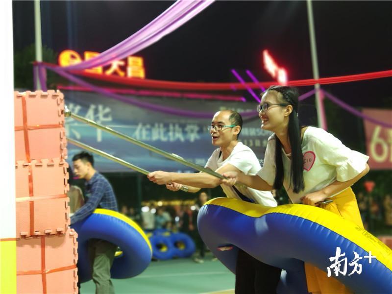 在互动中增进沟通、了解。黄绍侦 摄 在互动中增进沟通、了解。黄绍侦 摄