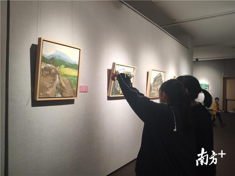 美术爱好者在比划作品画法。黄绍侦 摄