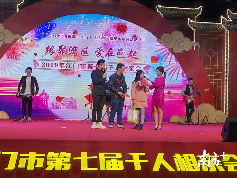 牵手成功。黄绍侦 摄 牵手成功。黄绍侦 摄