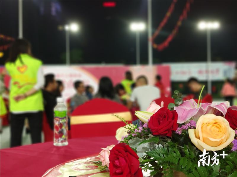 红桌缘情,感情升温中。黄绍侦 摄 红桌缘情,感情升温中。黄绍侦 摄