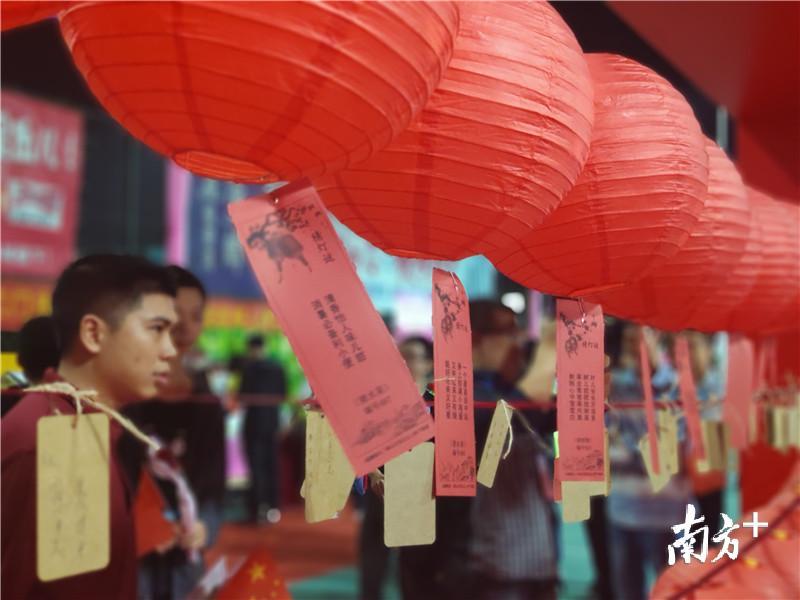 猜灯谜。黄绍侦 摄 猜灯谜。黄绍侦 摄