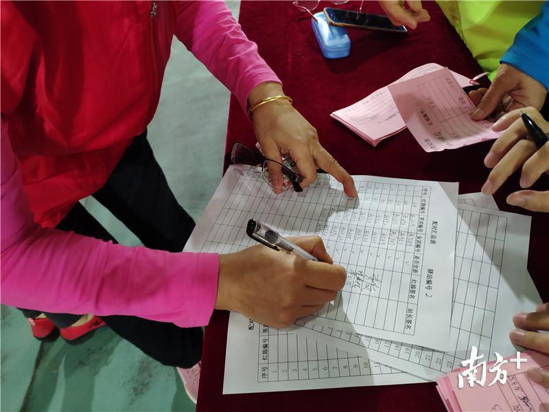 成功牵手的组合都被一一登记。黄绍侦 摄 成功牵手的组合都被一一登记。黄绍侦 摄