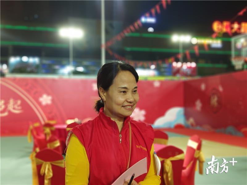 义工红娘为单身青年朋友牵桥搭线。黄绍侦 摄 义工红娘为单身青年朋友牵桥搭线。黄绍侦 摄