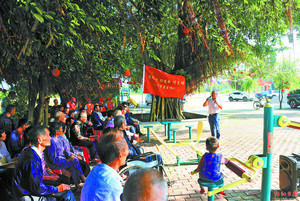 宣讲员在合山镇丰垌村龙庆自然村大榕树下给村民讲解红色革命故事。谭文强 摄 宣讲员在合山镇丰垌村龙庆自然村大榕树下给村民讲解红色革命故事。谭文强 摄