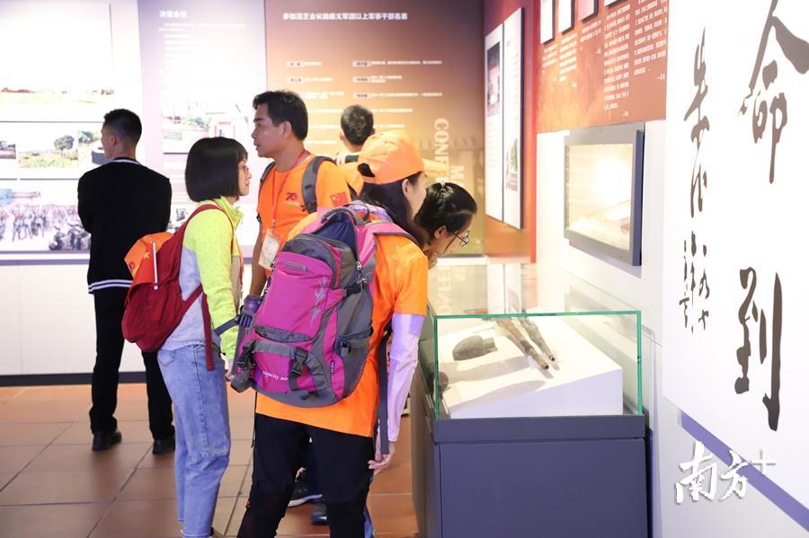 图为徒步者们在茂芝会议纪念馆参观。