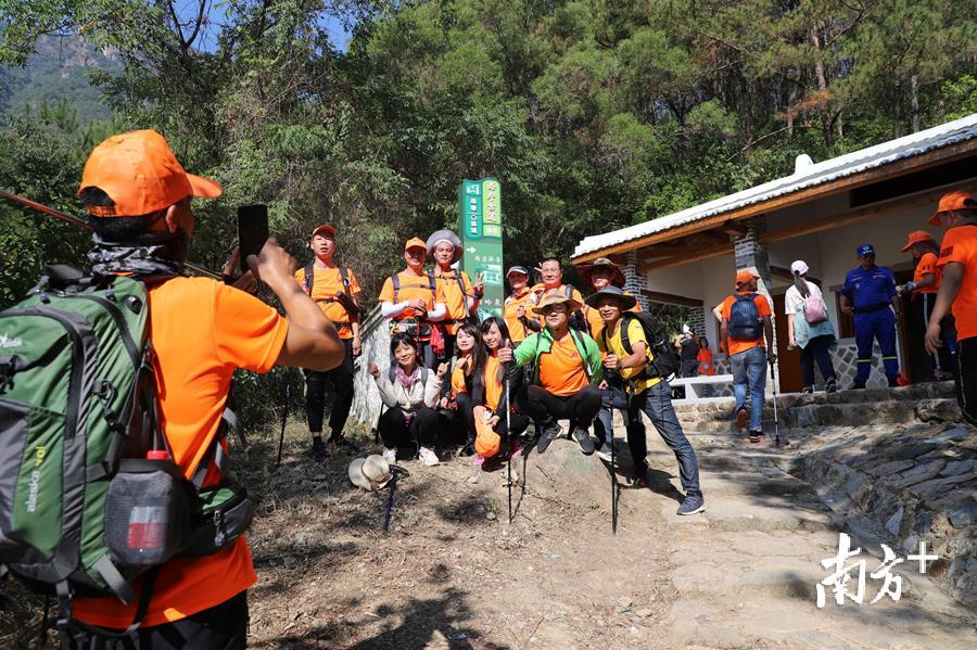 徒步者们合影留念。