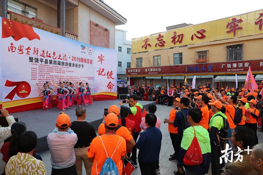 图为徒步者们在茂芝会议纪念馆广场观看暖场节目。