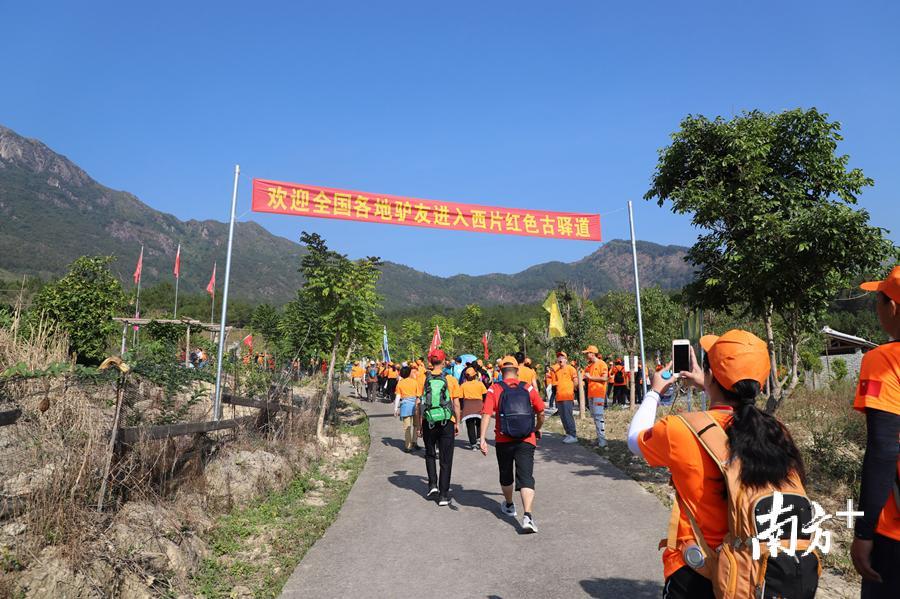 图为徒步者队们重走红军路。