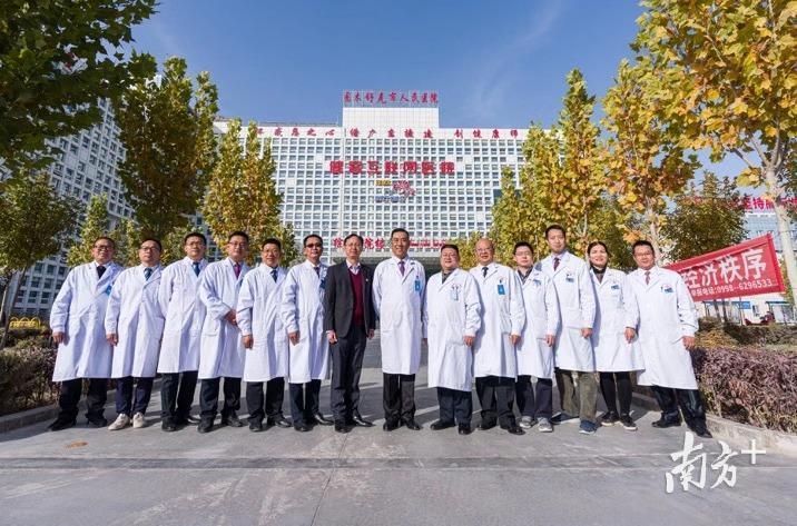 广东援疆前指和驻师市工作队引进广东健客医药有限公司,与三师图市人民医院合作建设健客互联网医院。 广东援疆前指和驻师市工作队引进广东健客医药有限公司,与三师图市人民医院合作建设健客互联网医院。