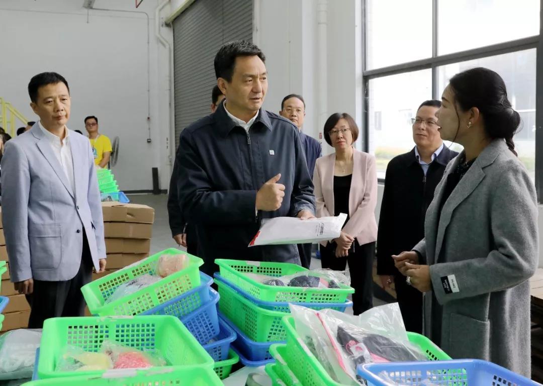 韶关市委书记李红军在广东都市物流科技有限公司韶关电商物流园调研。 韶关市委书记李红军在广东都市物流科技有限公司韶关电商物流园调研。