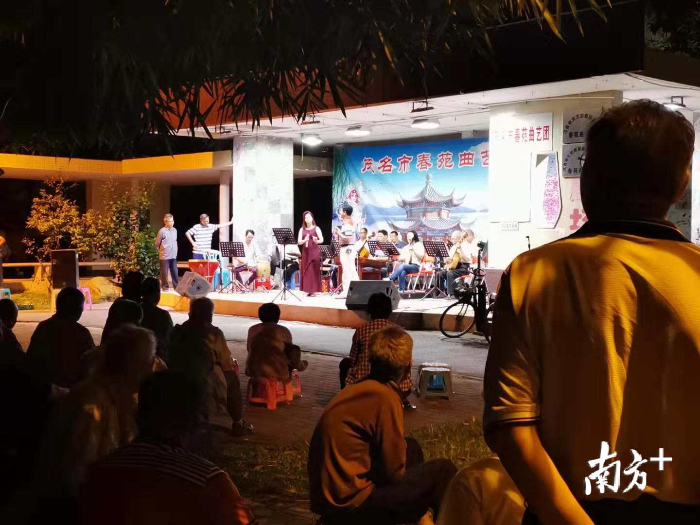 每周六，茂名春苑公园都要举办一场曲艺晚会，成为许多曲艺爱好者的“例牌菜”。刘栋铭 摄