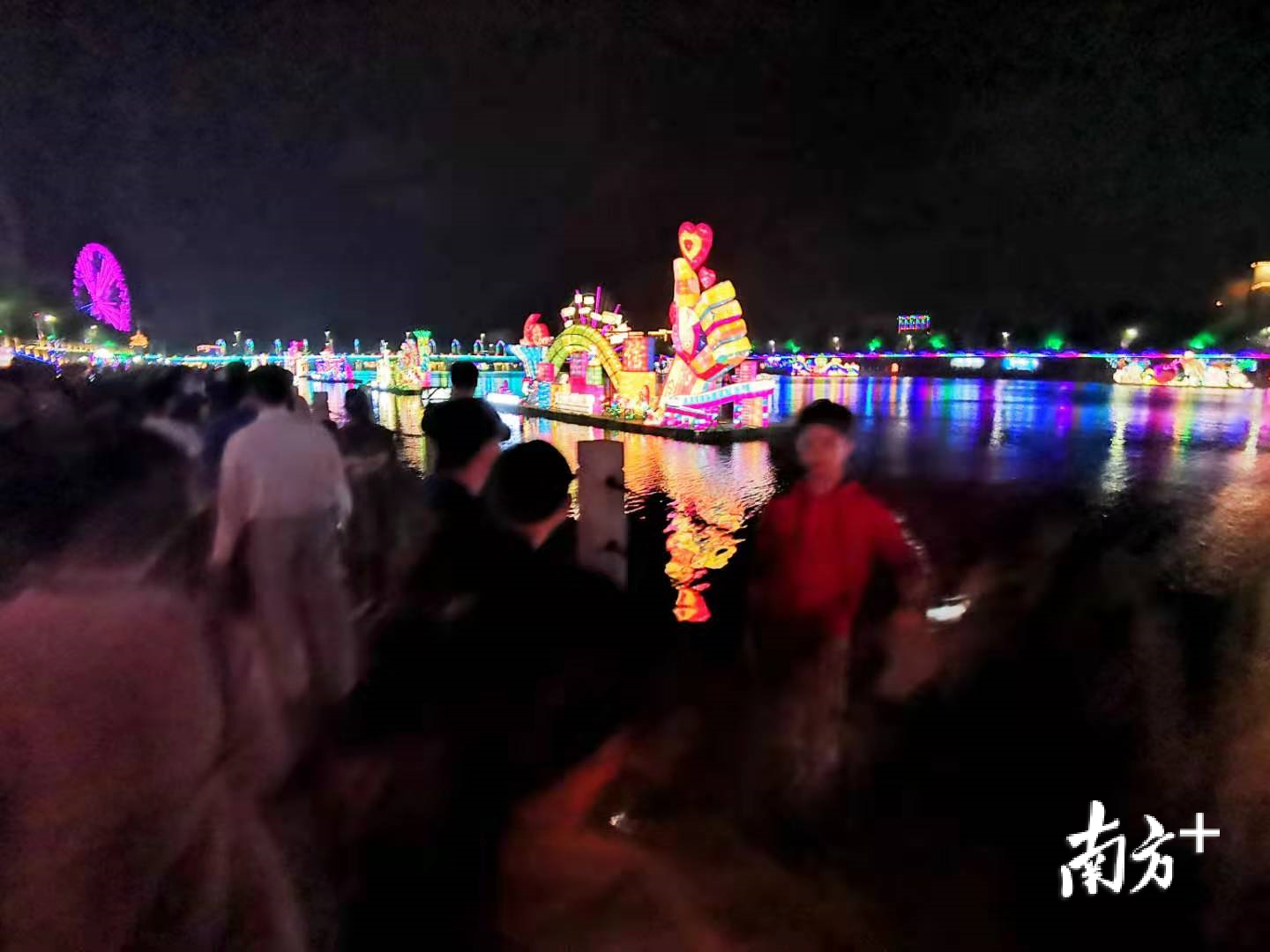 春节期间，市民在小东江茂名市区段观赏花灯。刘栋铭 摄