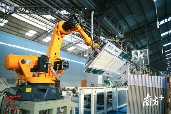 蒙娜丽莎公司用机械手生产作业。西樵陶瓷协会提供