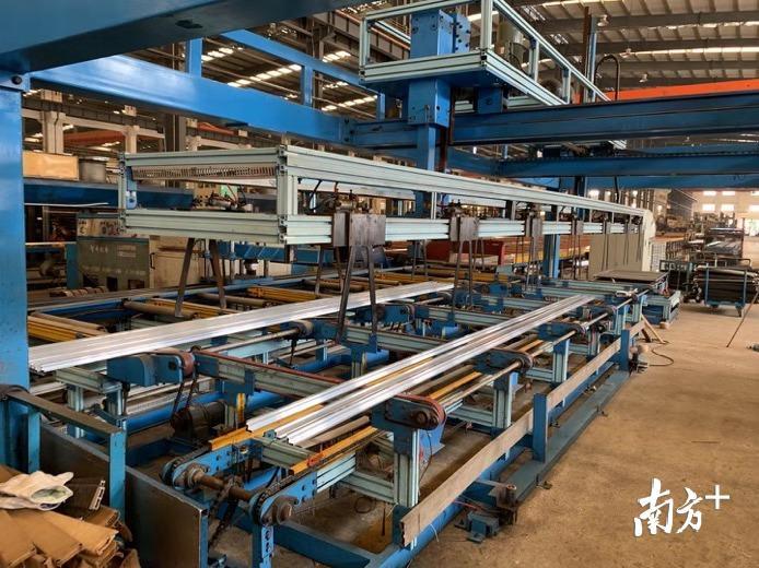 狠抓质量，华昌铝厂专门购置了自动抬料机。蓝志凌 摄