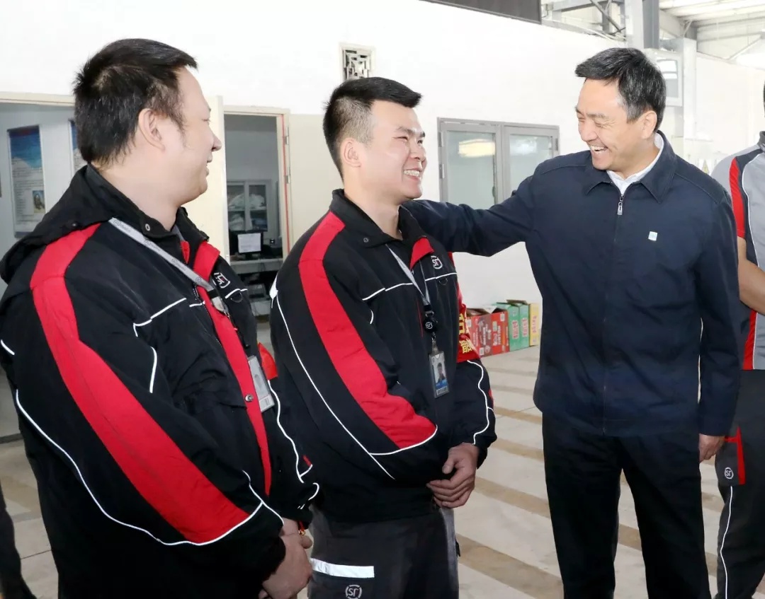 韶关市委书记李红军与“红袖章”快递小哥亲切交谈。