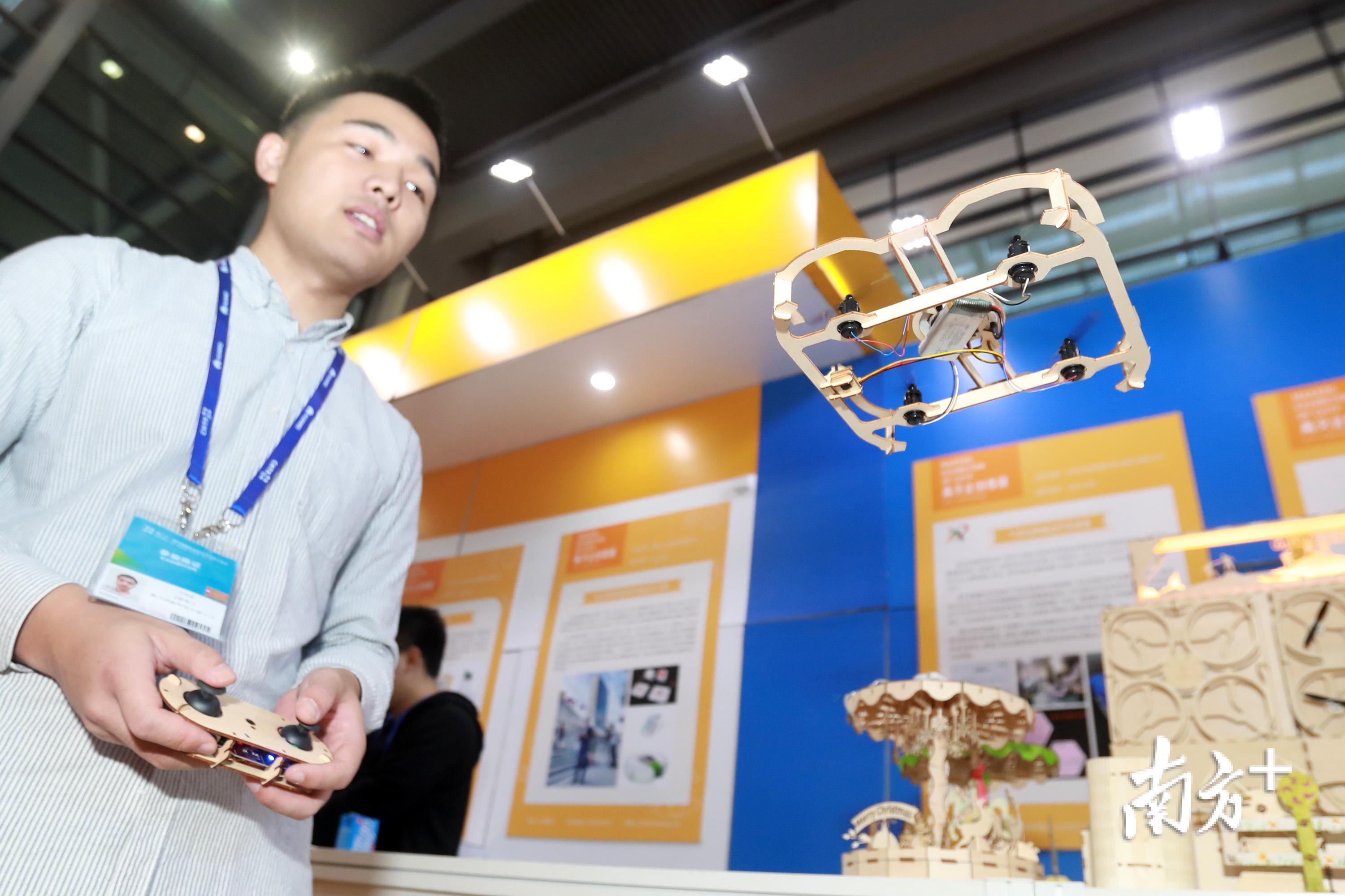 工作人员展示纯手工制作的无人机。