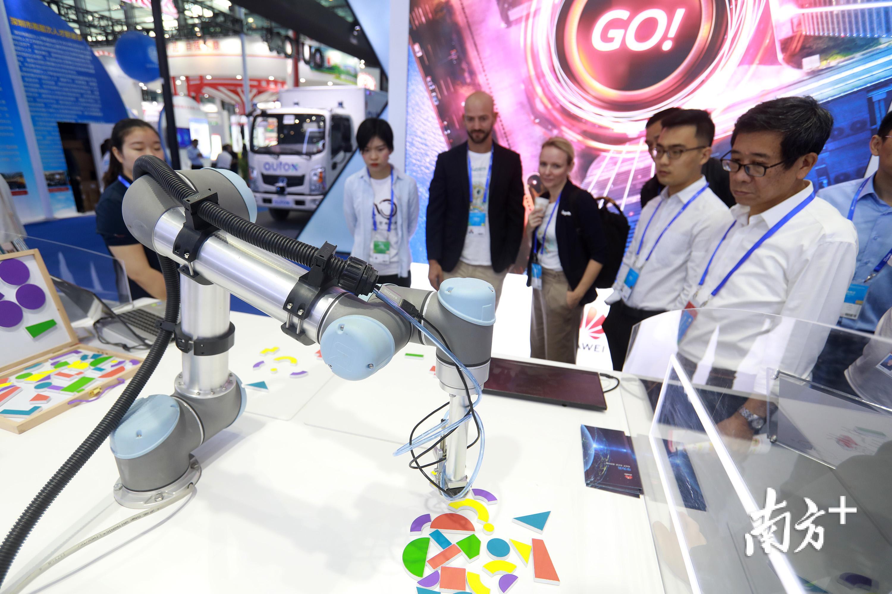 现场展示的智能拼图机械臂。