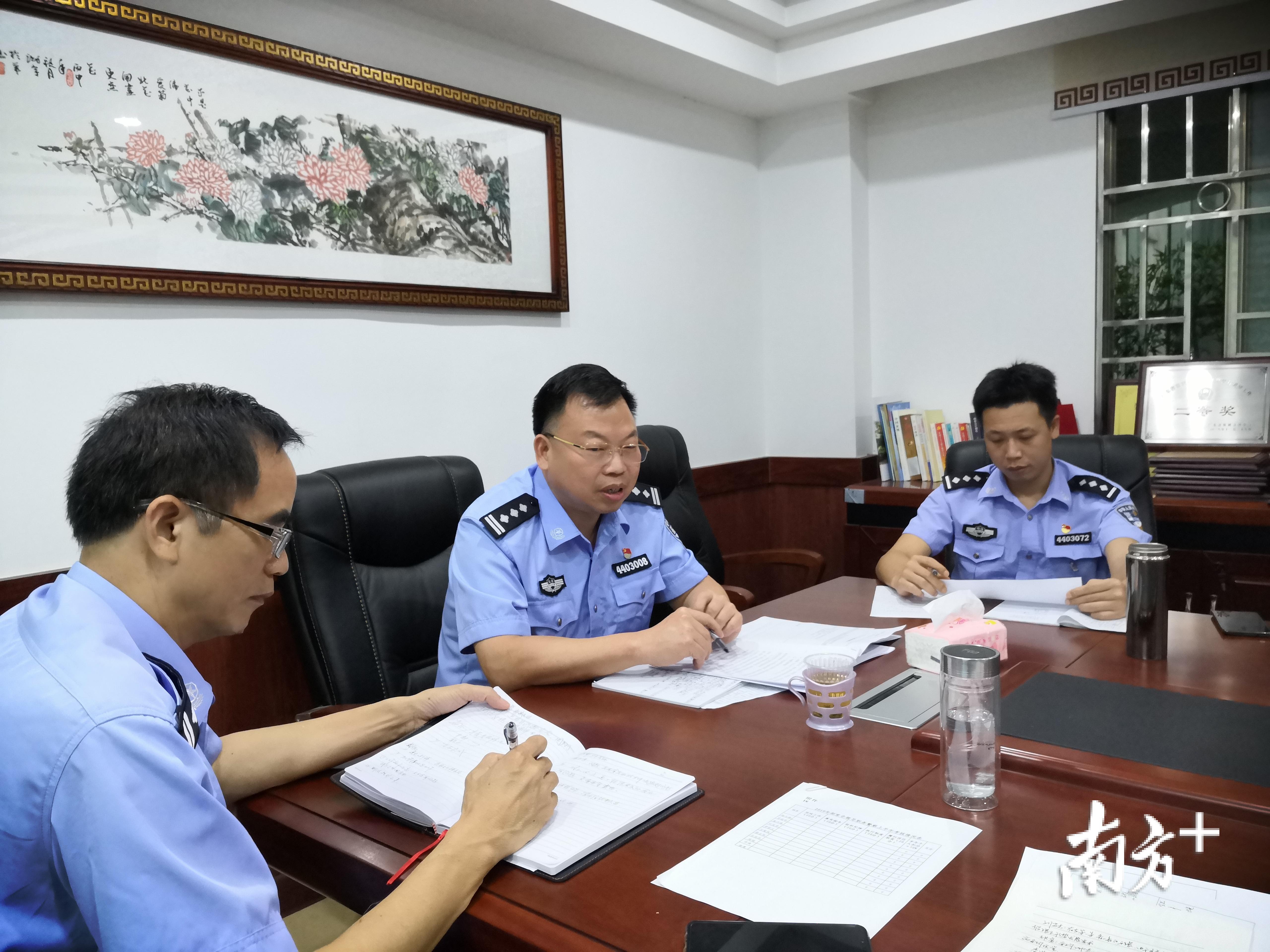 (中)叶运洪 (中)叶运洪