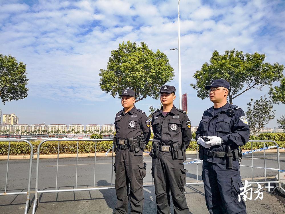 图为何东贵（中）在执勤。受访者供图