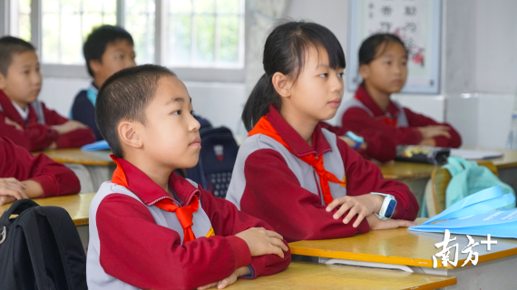 同学们认真听讲。 同学们认真听讲。