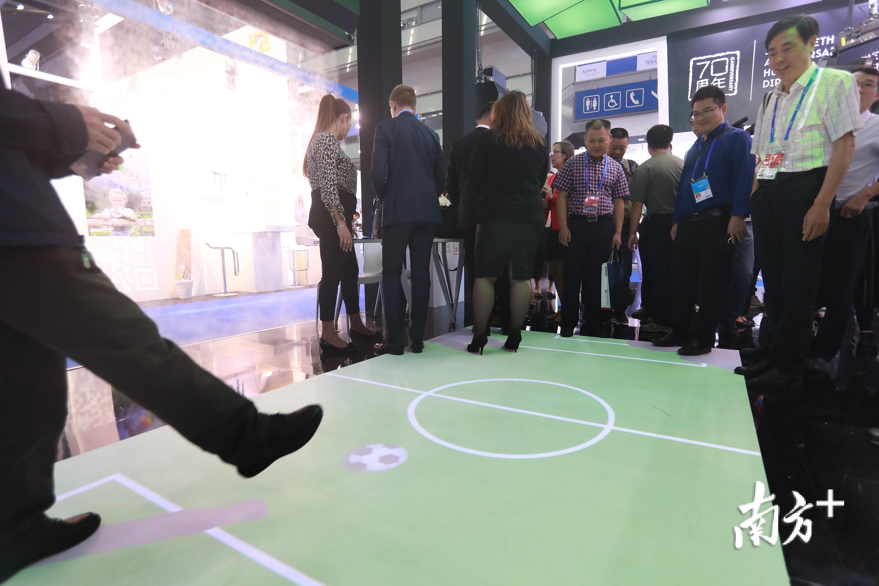 观众通过投影体验虚拟踢球游戏。