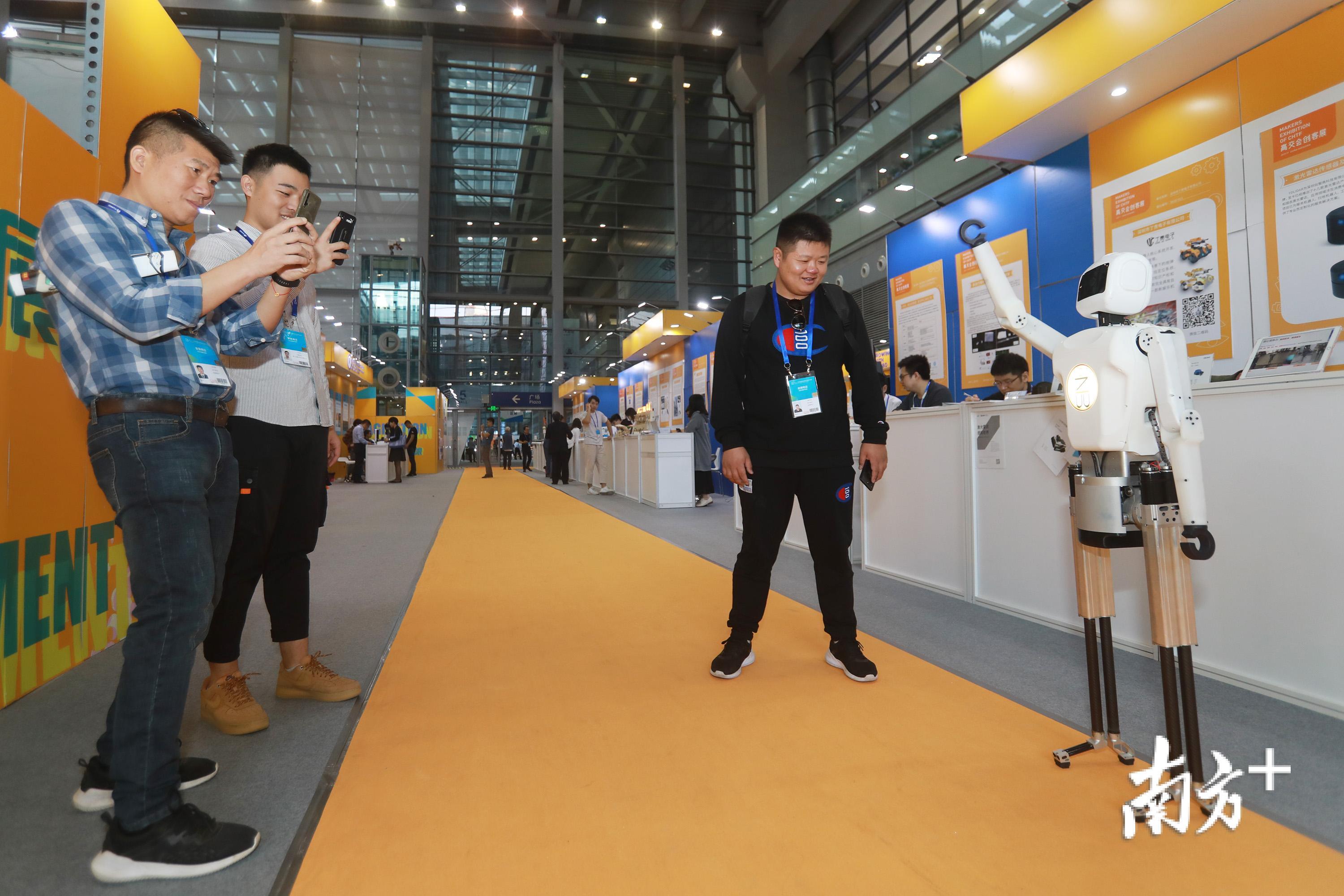 行走机器人向观众打招呼，其未来可应用于医疗领域。