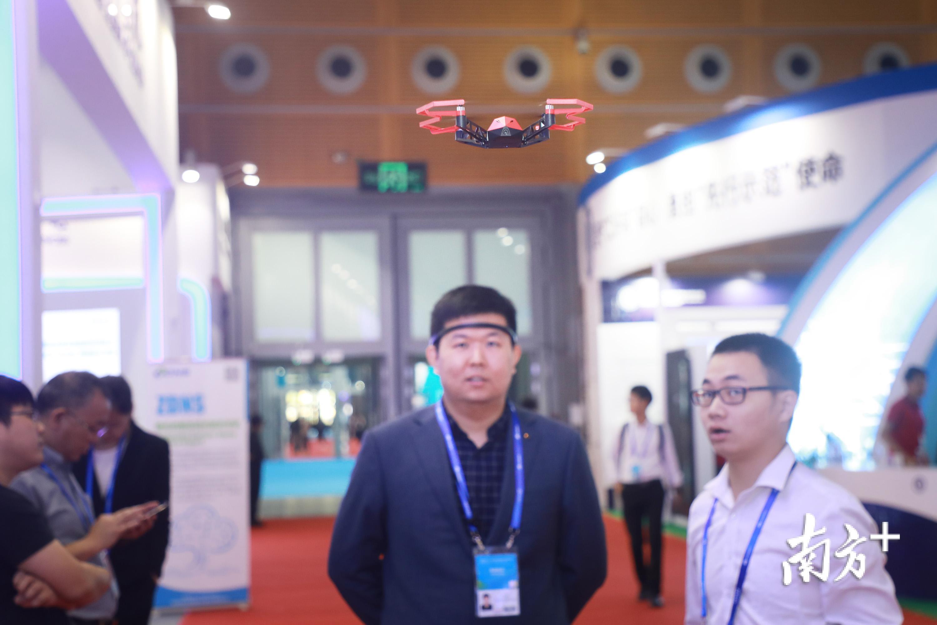 观众正在体验意念无人机。