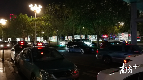 顺德嘉信城市广场外候客的出租车。熊程 摄