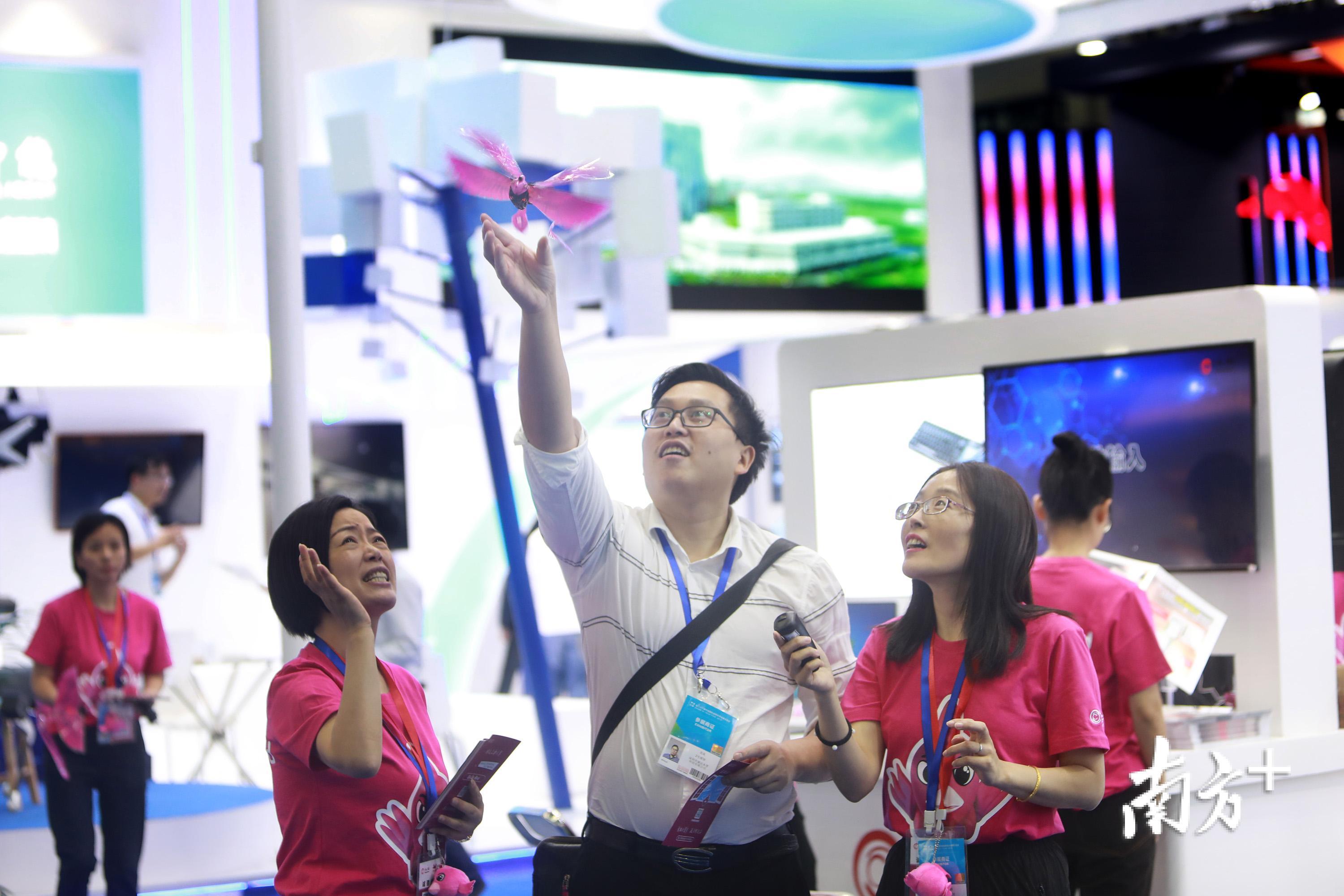 观众正在体验智能仿生扑翼飞行机器人。