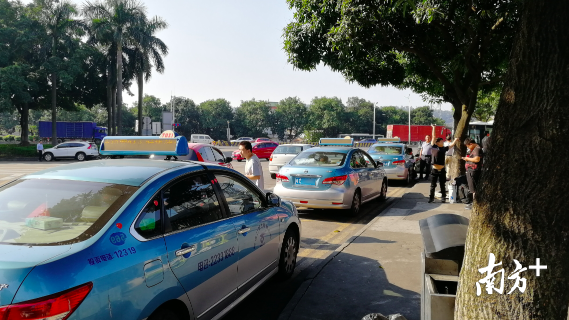 顺德客运站外违停的出租车。熊程 摄