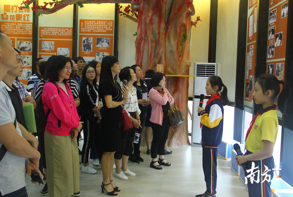 在陈铁军烈士陈列馆，小队员为来访嘉宾讲解铁军姐姐事迹。