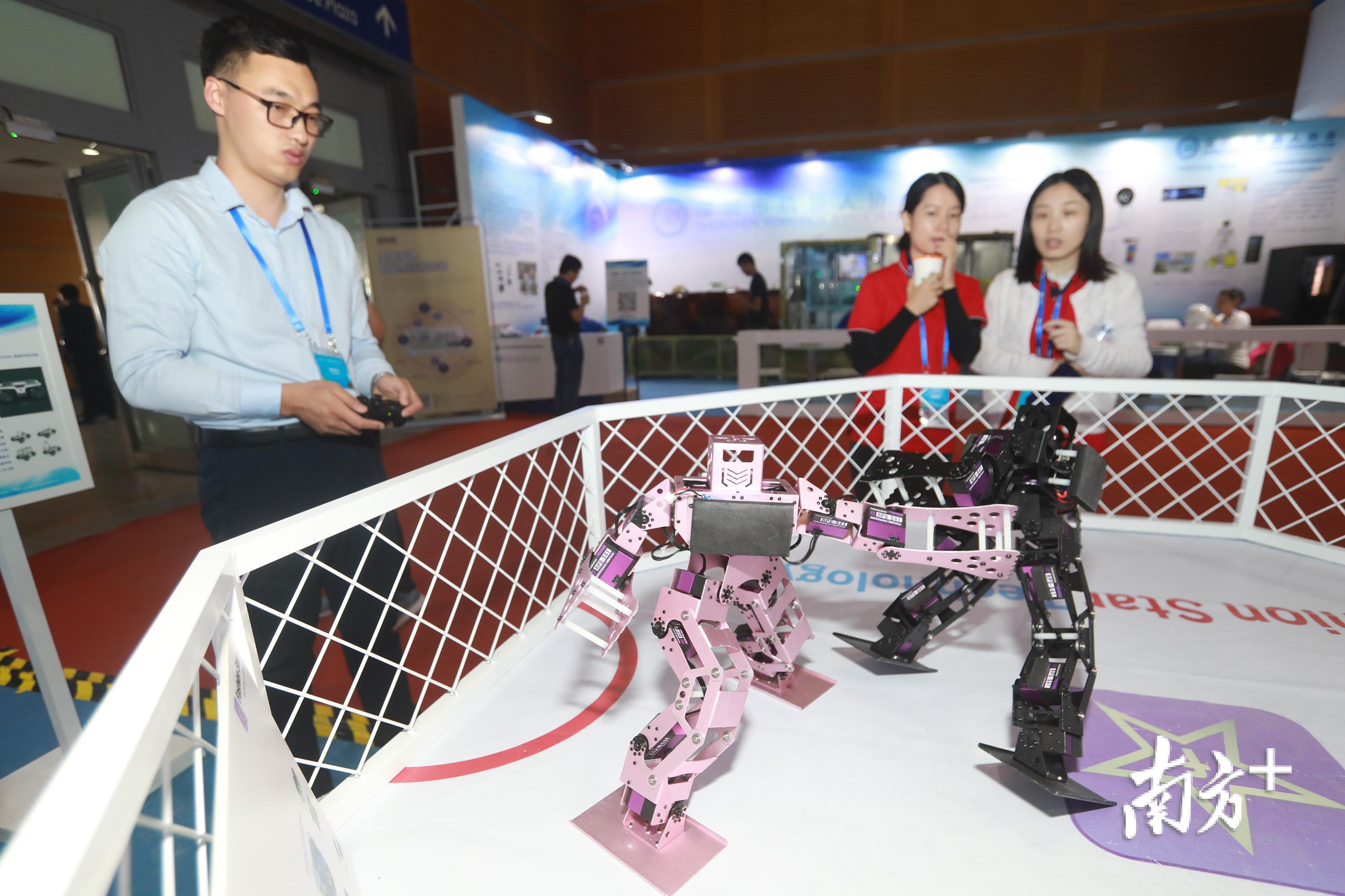 观众正在体验格斗机器人游戏。