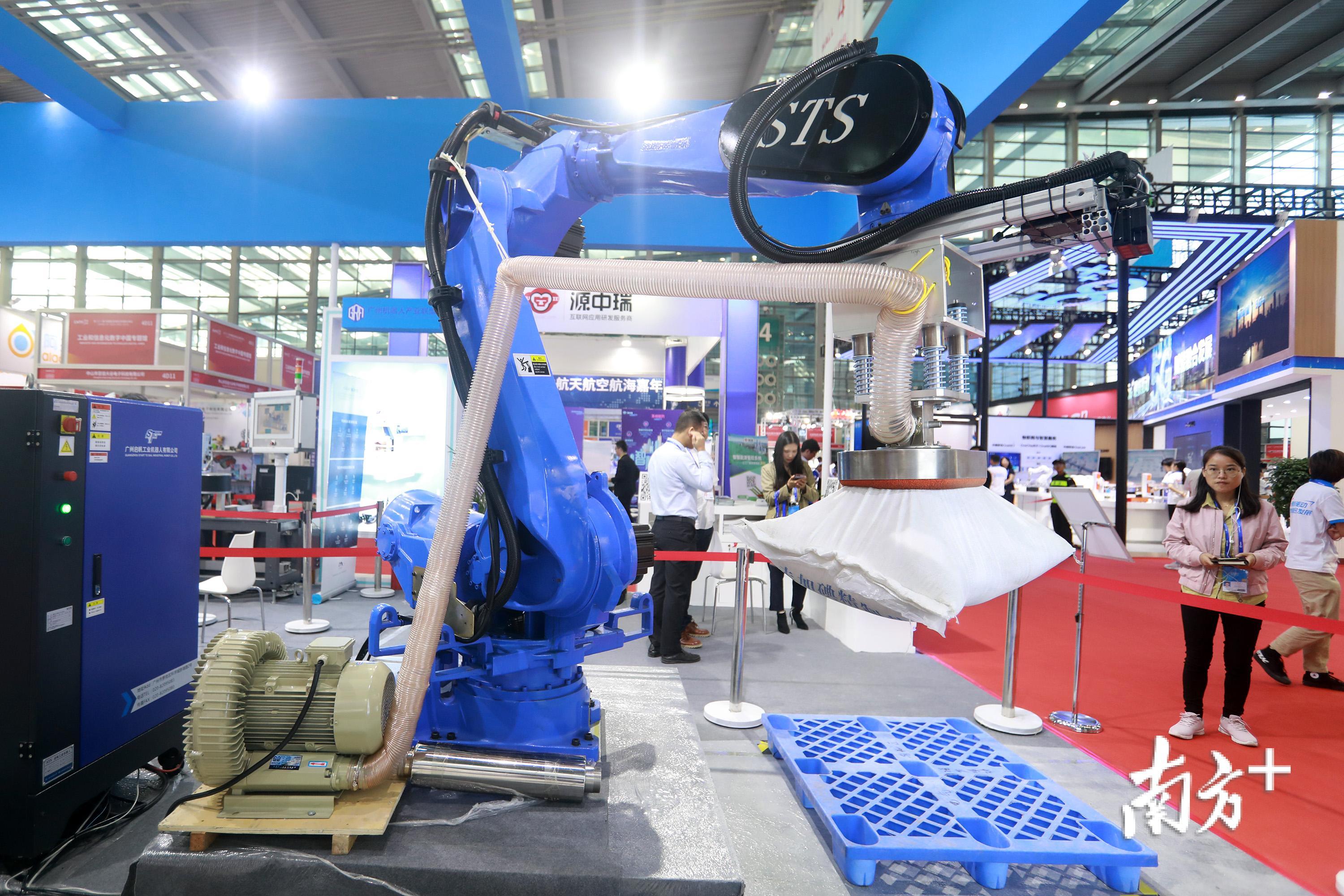 工业机械臂可运送400斤重的货物。